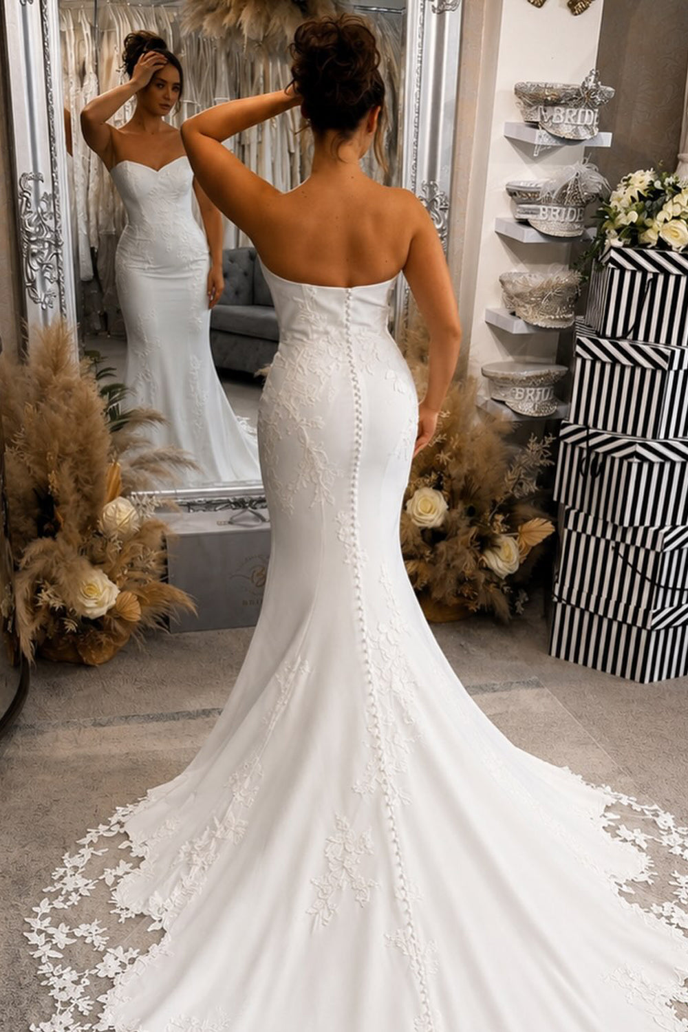 Elegant Mermaid Scoop Neck Satin Wedding Dresses with Appliques JP070935